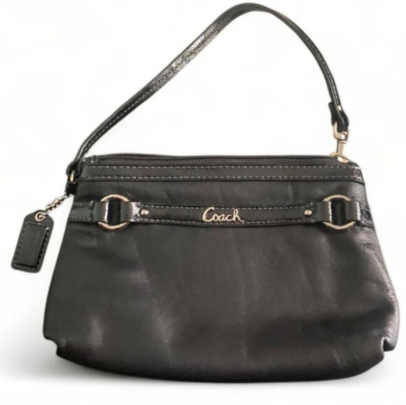 Coach Handbags - COACH EUC Wristlet With Hangtsg